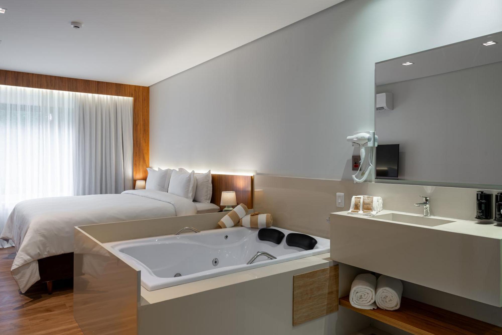 Quarto com Cama King-size e Banheira de Hidromassagem